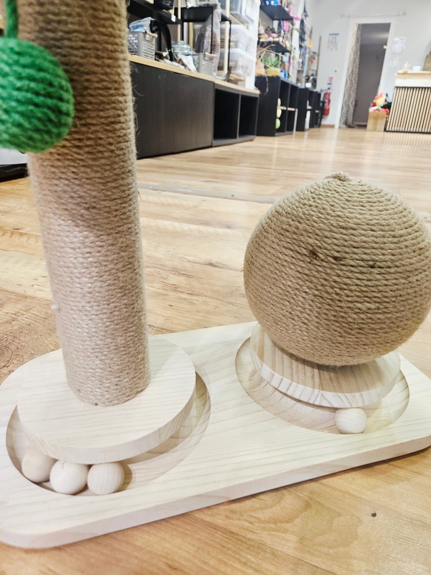 Arbre à chat en bois – Palmier avec balle & griffoir