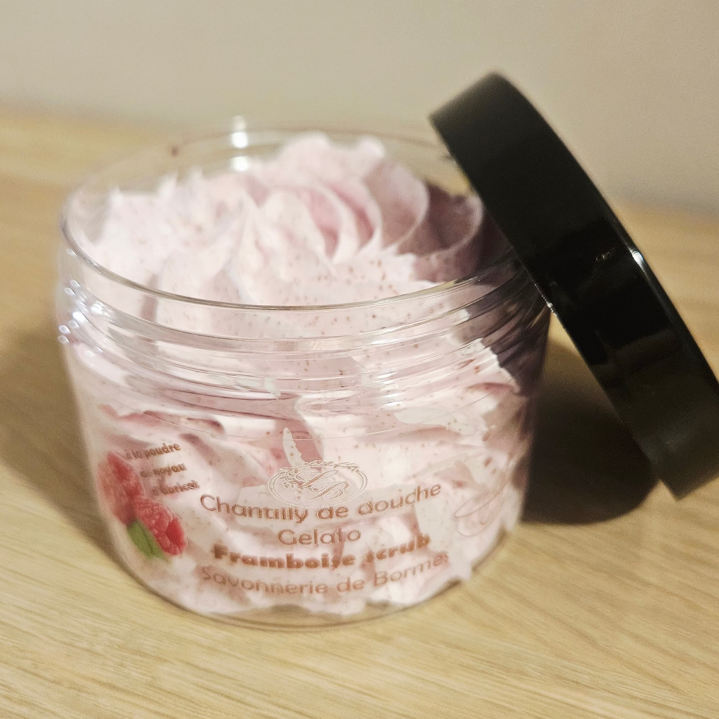 Chantilly de douche et bain exfoliante à la poudre de noyaux d'abricot - FRAMBOISE - 100g