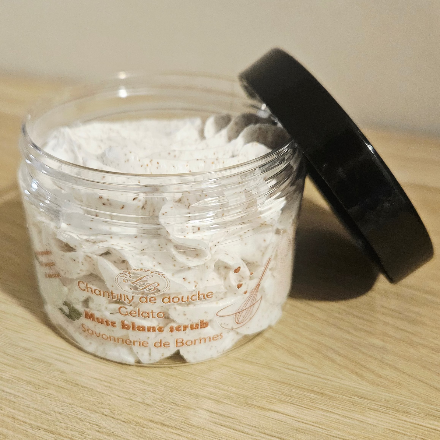 Chantilly de douche et bain exfoliante à la poudre de noyaux d’abricot - MUSC BLANC - 100g