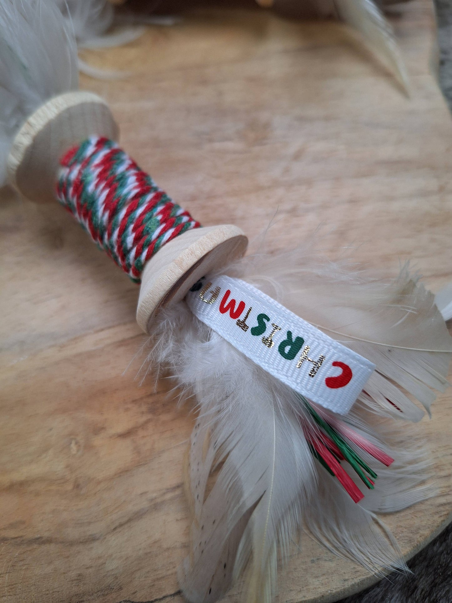 Bobinette de Noël à plumes – Jouet naturel pour chat 🎄