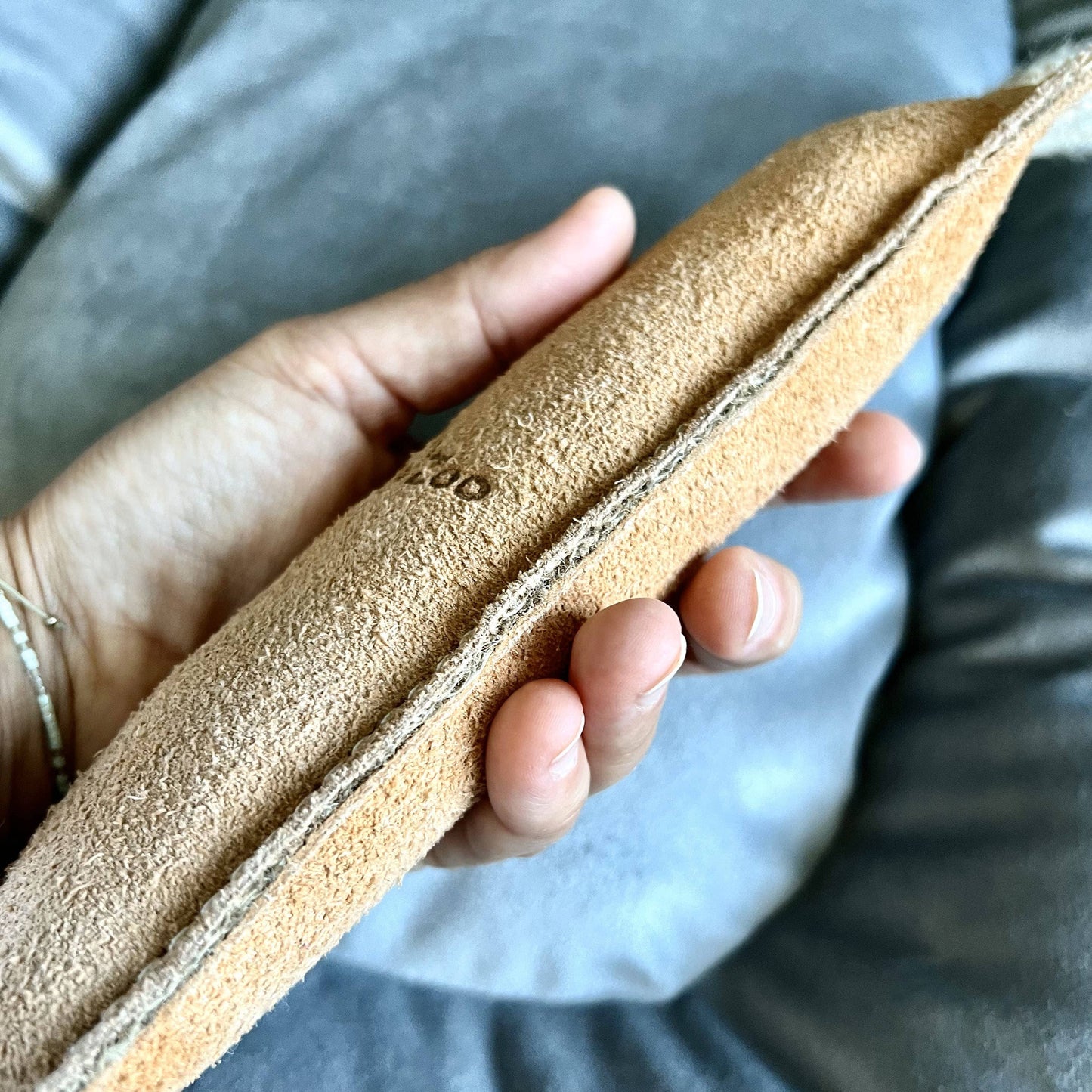 Manchette en suède avec corde – Jouet d’interaction pour chien