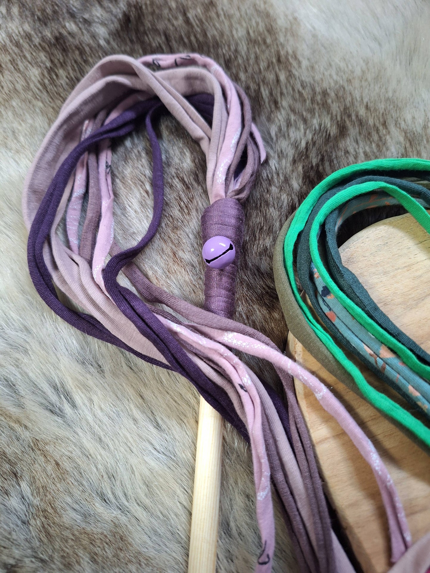 Cana’chat en jersey – Bois de pin & grelot 🎣💛