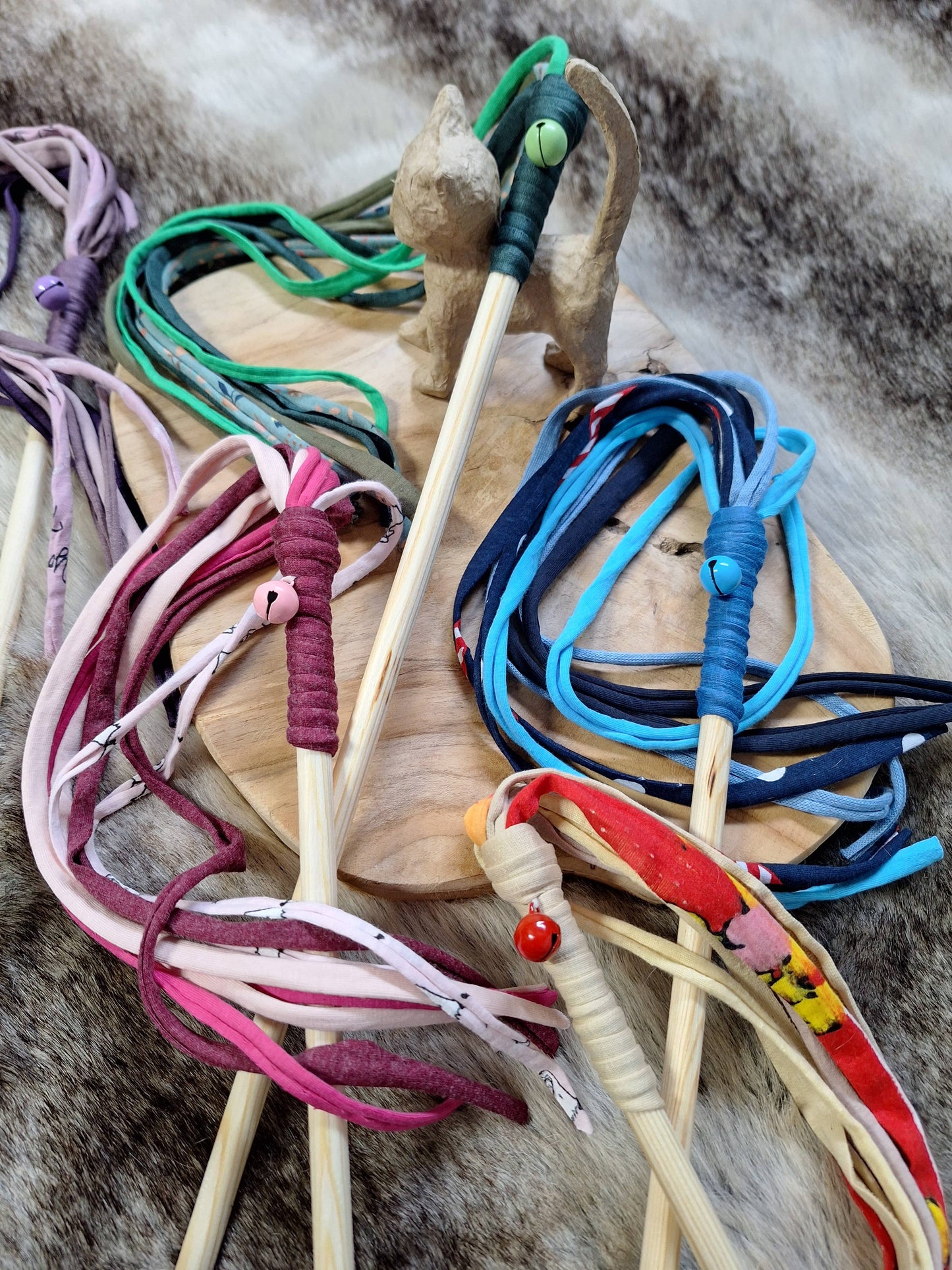 Cana’chat en jersey – Bois de pin & grelot 🎣💛