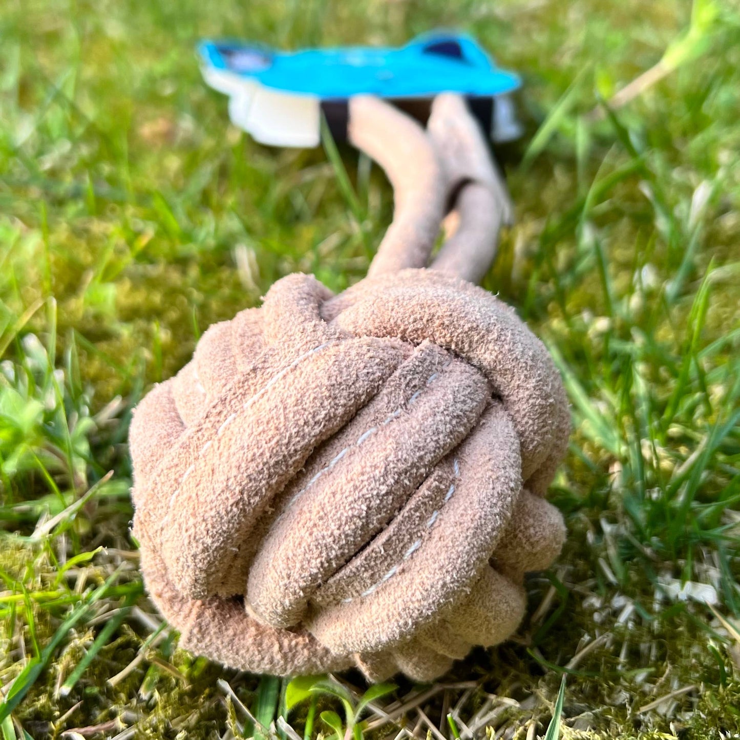 Balle en suède avec poignée – Jouet naturel pour chien