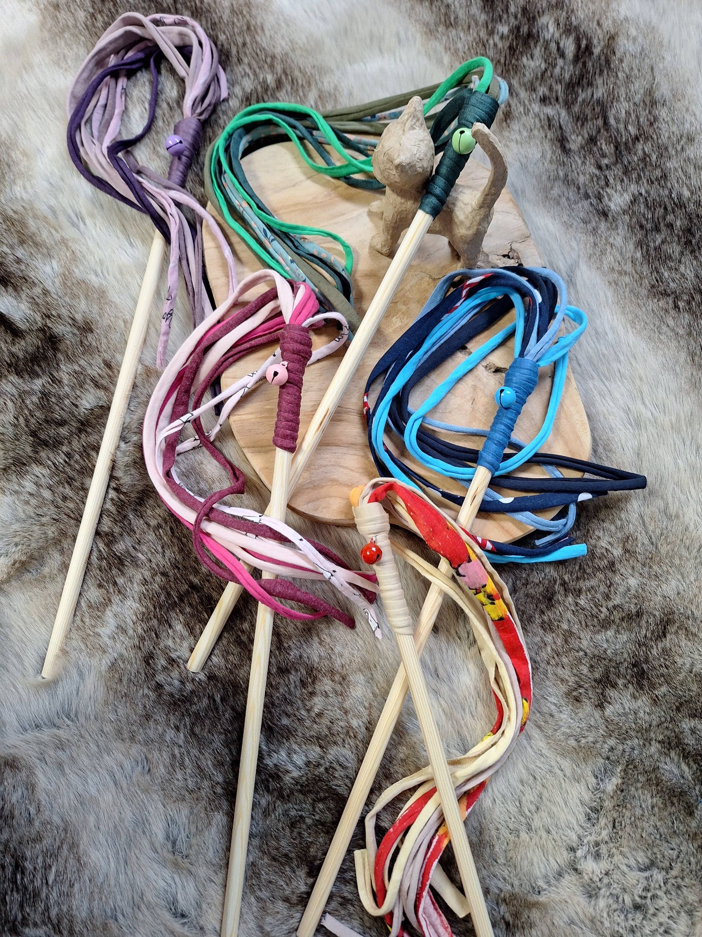 Cana’chat en jersey – Bois de pin & grelot 🎣💛