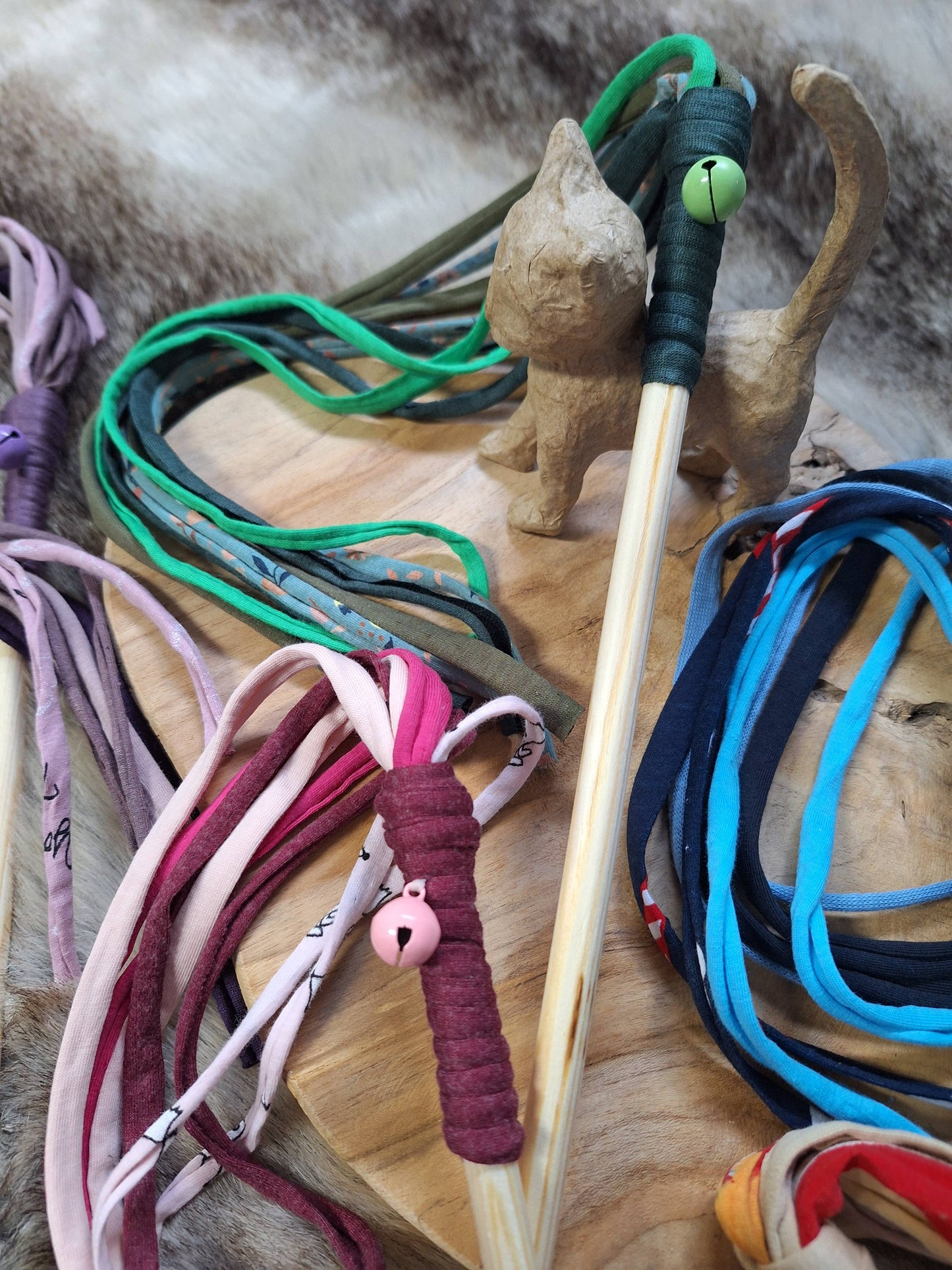 Cana’chat en jersey – Bois de pin & grelot 🎣💛