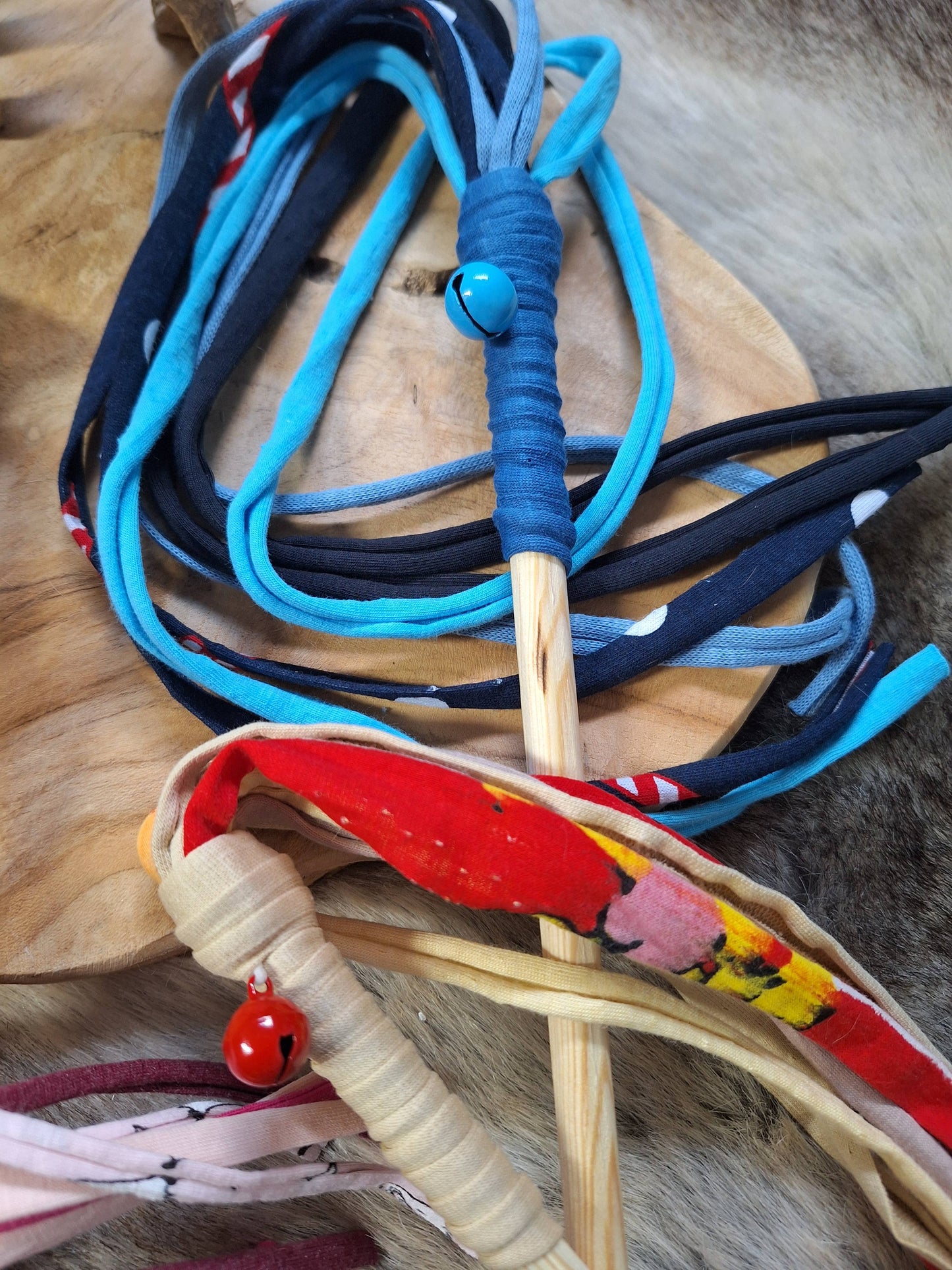 Cana’chat en jersey – Bois de pin & grelot 🎣💛