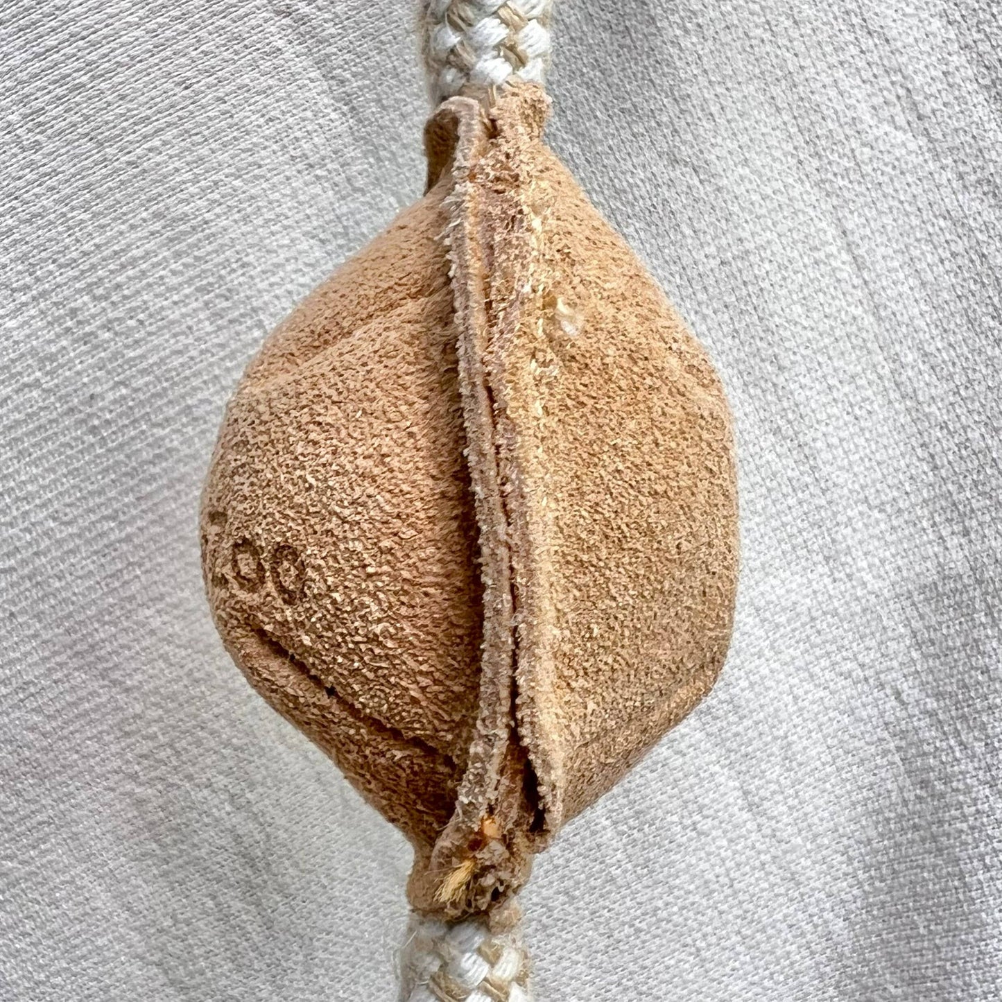Chenille joyeuse en cuir suédé avec corde naturelle - Jouet naturel pour chien