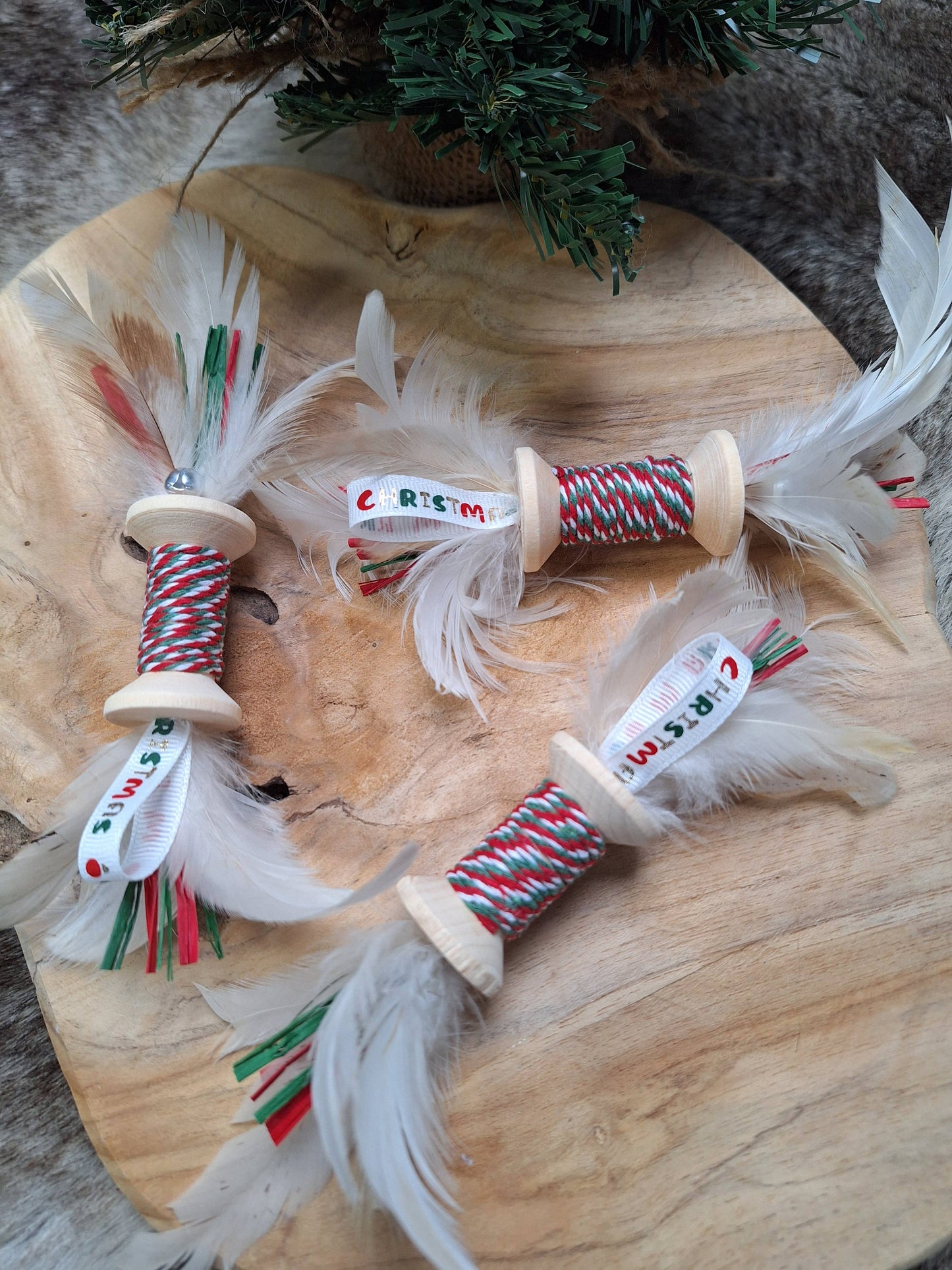 Bobinette de Noël à plumes – Jouet naturel pour chat 🎄
