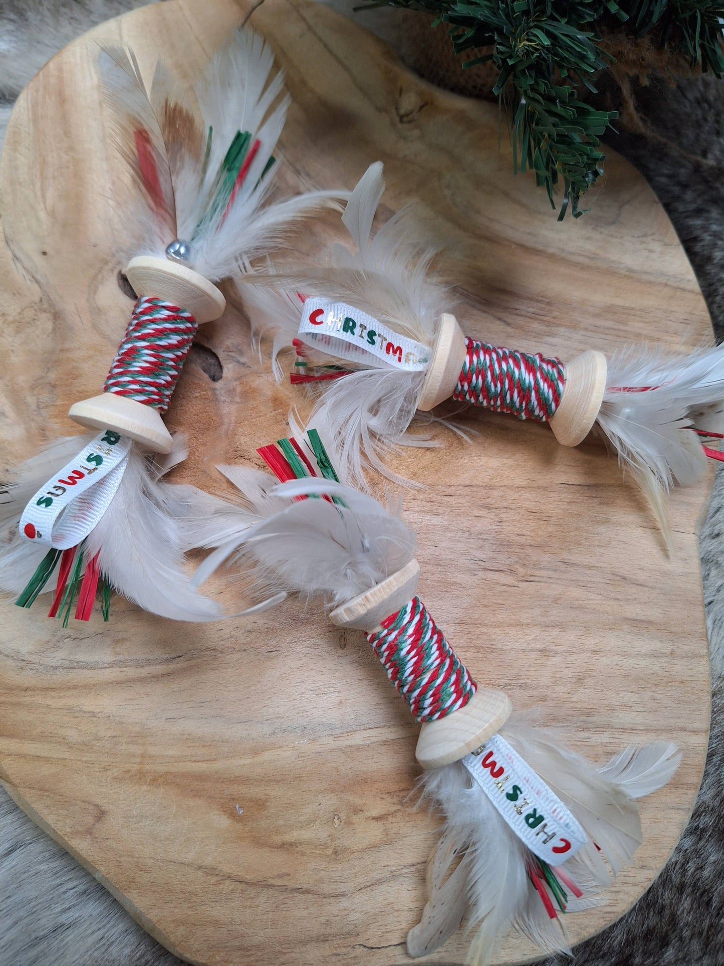 Bobinette de Noël à plumes – Jouet naturel pour chat 🎄