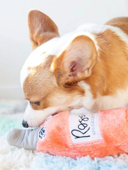 🍷 Jouet Peluche “Bouteille de Rosé” pour chien – Happy Hour Crusherz by ZippyPaws