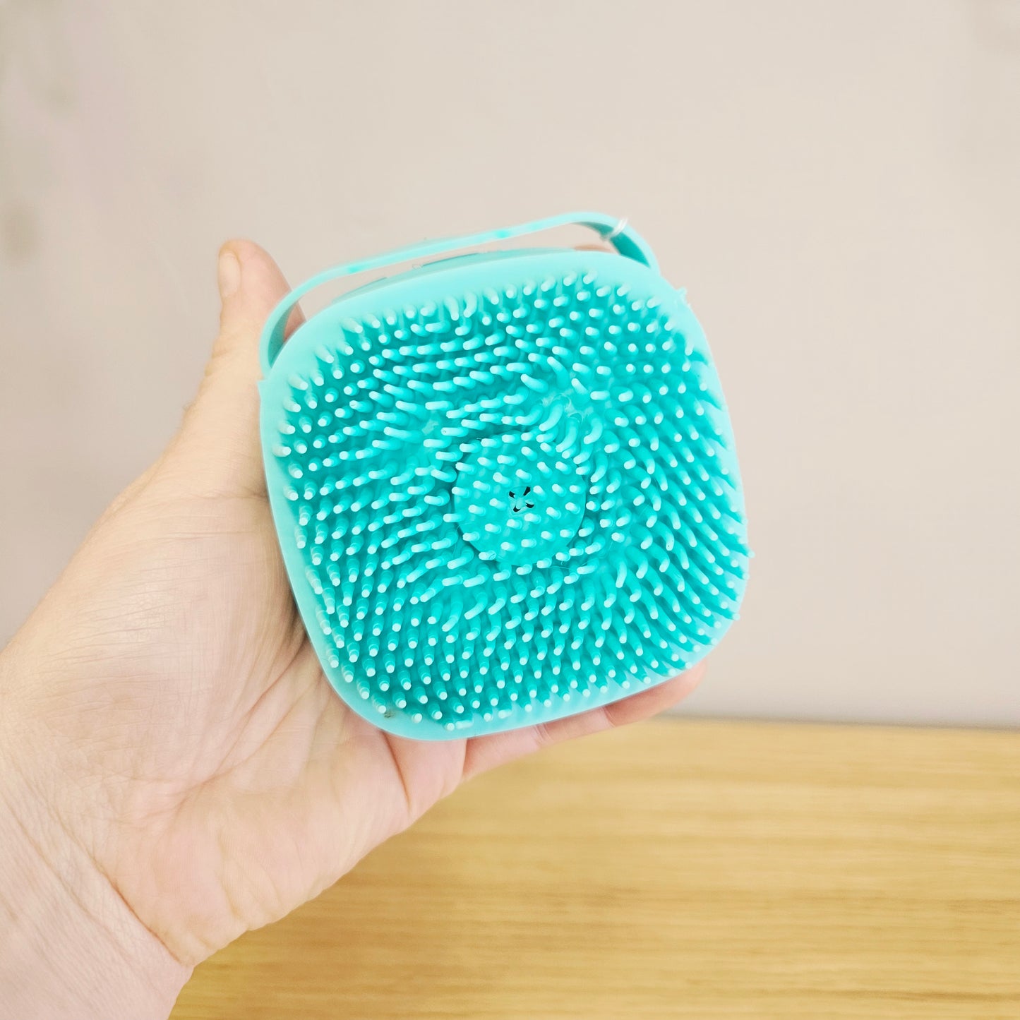 Brosse de toilettage canin et félin avec réservoir – bain et massage