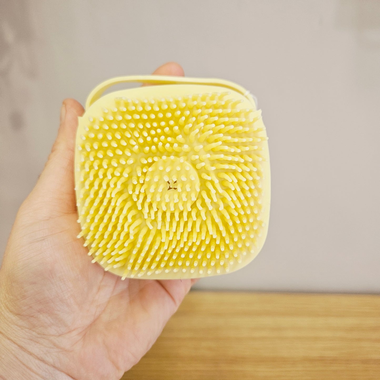 Brosse de toilettage canin et félin avec réservoir – bain et massage